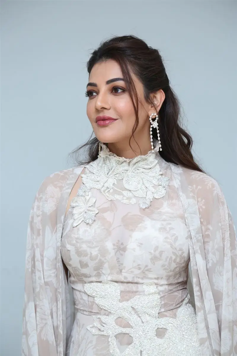 TAMIL ACTRESS KAJAL AGARWAL STILLS IN WHITE DRESS 1